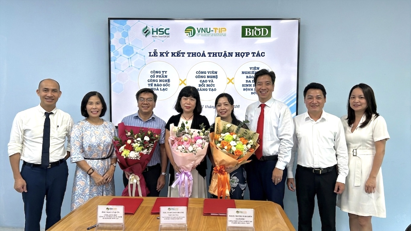 Ảnh: Đại diện lãnh Công viên CNC&ĐMST, HSC và BIOD ký kết và trao Thỏa thuận hợp tác.